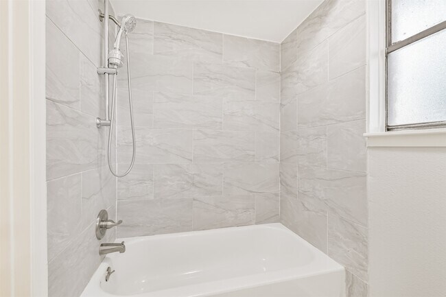 Building Photo - 2714 Foliage Green Dr