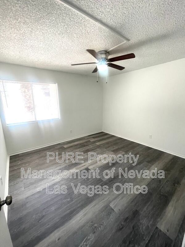 Building Photo - 1405 E Vegas Valley Dr