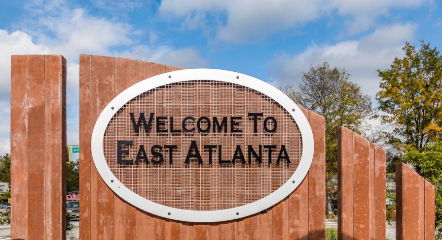 5 min walk to EAV - 631 Woodland Ave SE