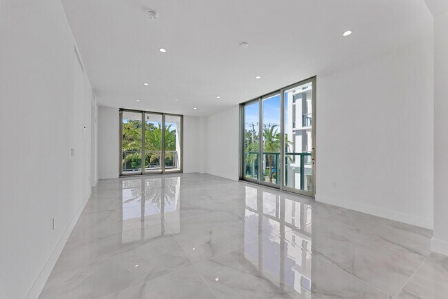Building Photo - 485 E Royal Palm Rd