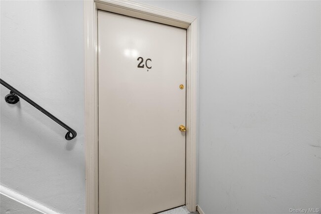 Building Photo - 410 Jericho Tpke