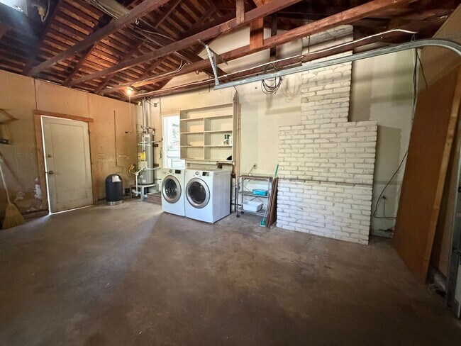 Building Photo - Cute home on large lot