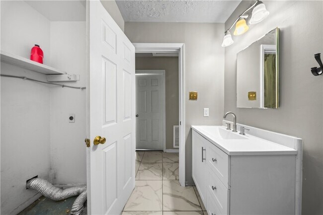 Building Photo - 1419 Hillside Dr