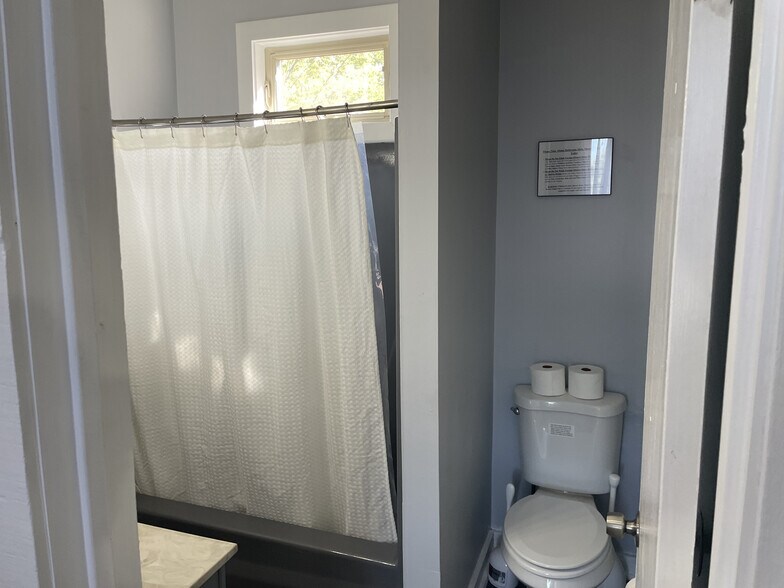 Building Photo - 123 Montmullin St