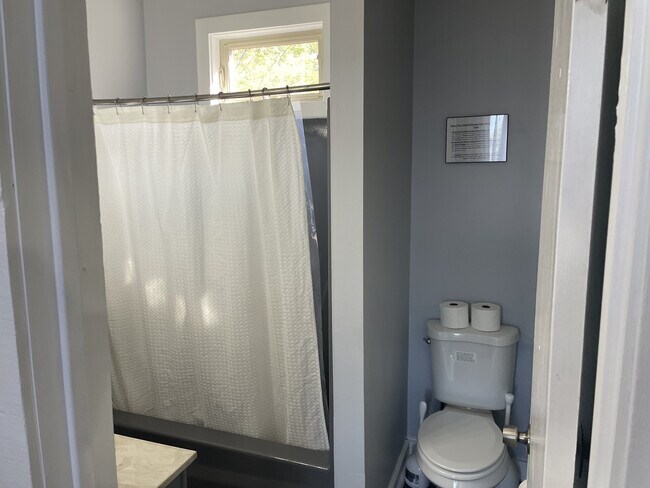 Building Photo - 123 Montmullin St