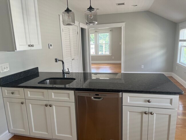 Building Photo - 25 Seymour St