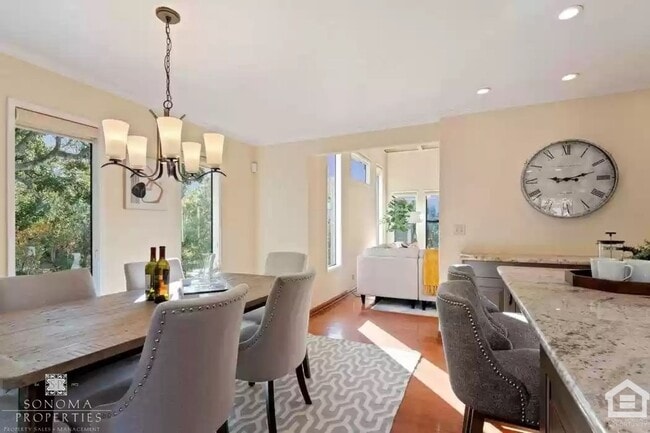 Building Photo - Beautiful 4bd/3.5ba Updated Custom House with Valley Views