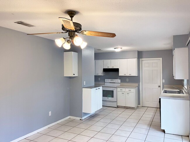 Building Photo - Lovely 3 Bedroom Home in Northwood - Fenced-in Yard