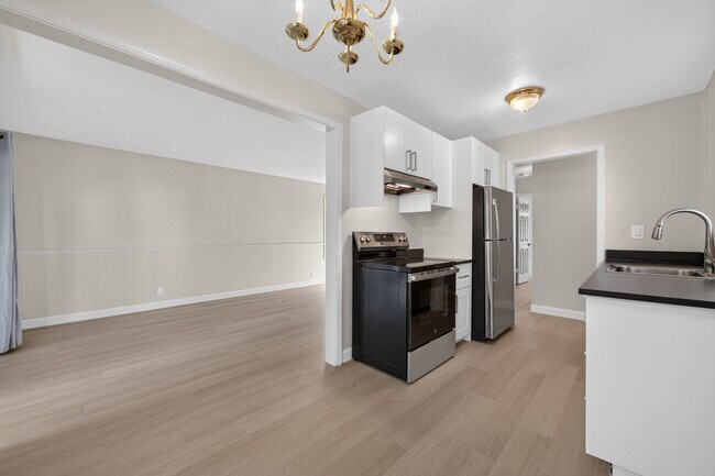 Building Photo - Beautifully Updated 2BR Condo with New Appliances & Community Pool