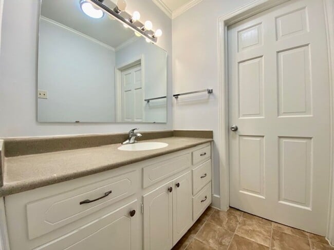 Building Photo - Established quiet neighborhood -3 bed,2 ba...