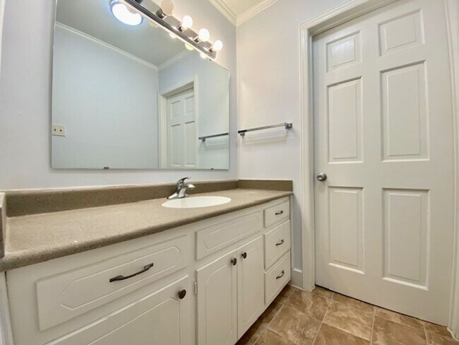 Building Photo - Nice quiet neighborhood -3 bed,2 bath bric...