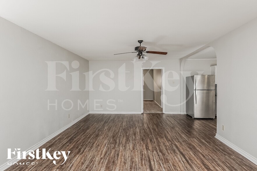 Building Photo - 2202 Lockwood Dr