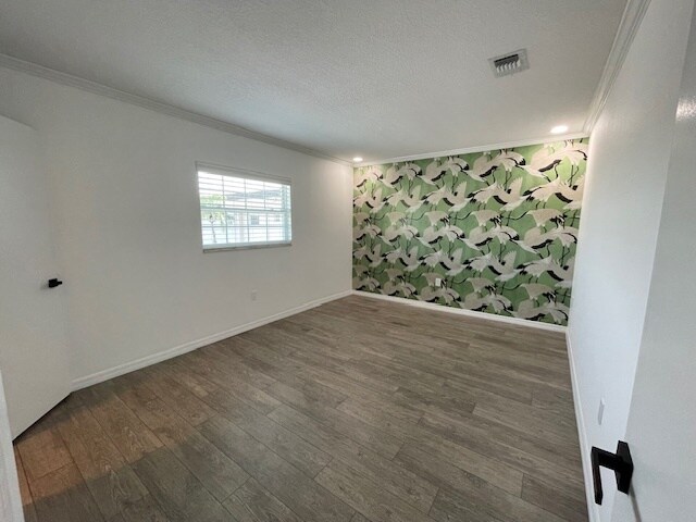 Building Photo - 8811 Bay Pointe Dr