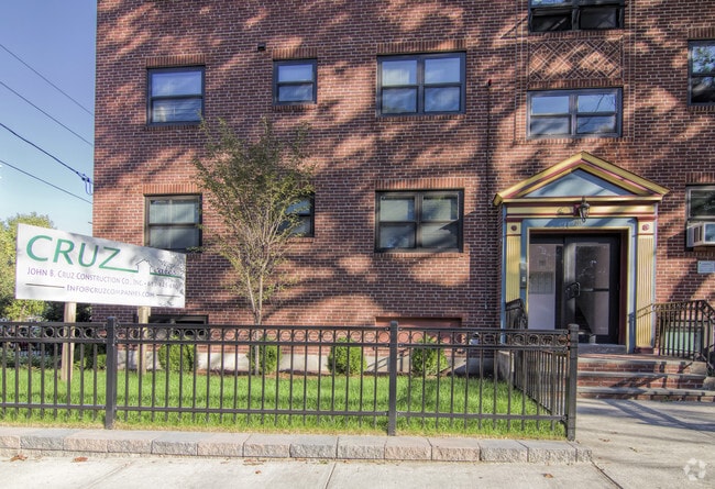 Building Photo - Wayne Apartments