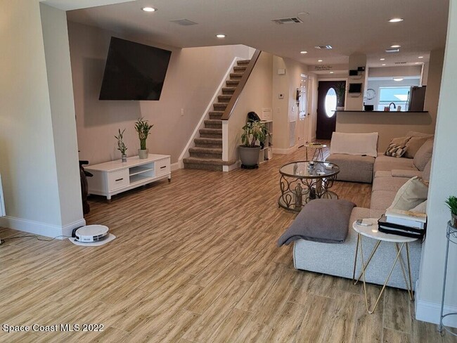 Building Photo - 335 Paradise Blvd