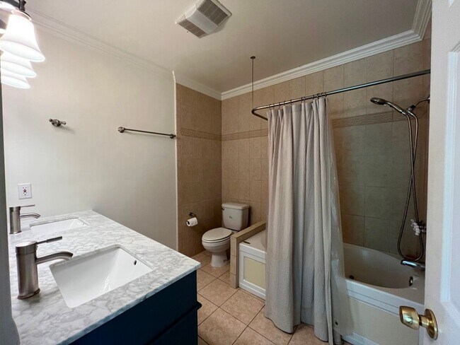 Building Photo - MOVE-IN READY! House w/full guest unit; near Ventura Blvd!