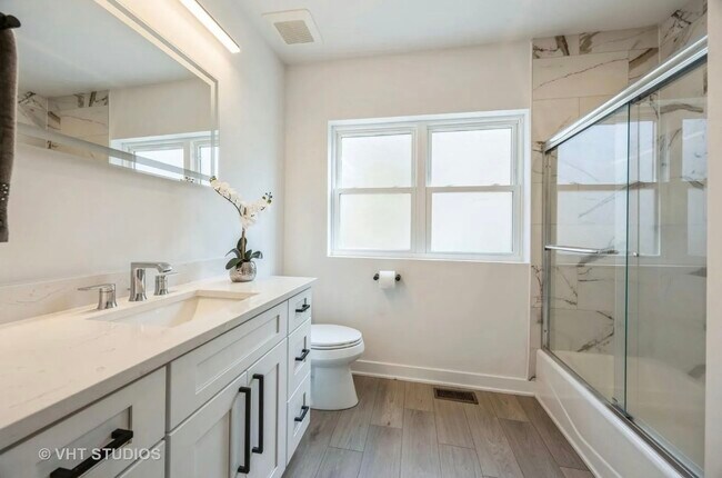 Building Photo - 823 N La Grange Rd