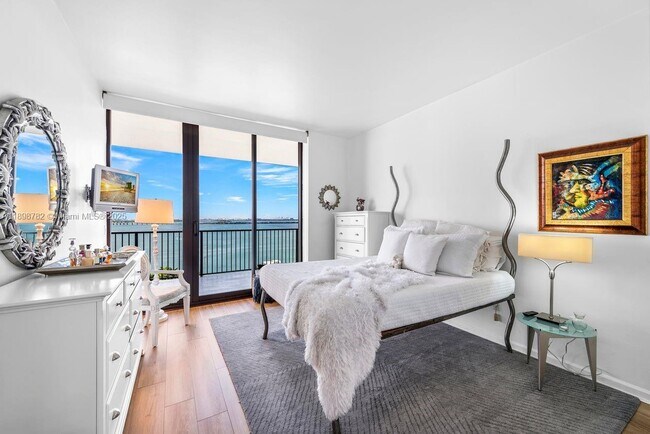 Building Photo - 1000 Venetian Way