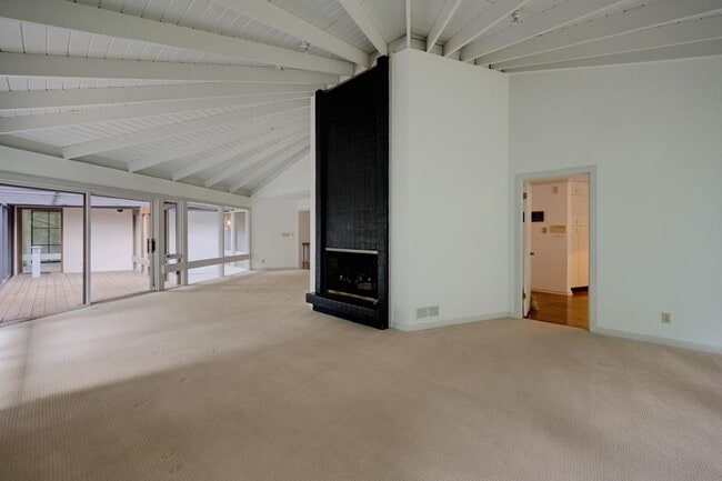 Building Photo - 130 Huntcliff Point NE