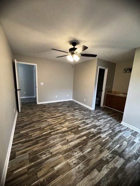 Building Photo - 6885 Kingsgate Dr