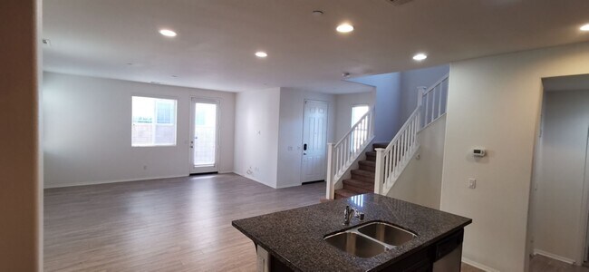 Building Photo - Beautiful large 3 bedroom home in Eastvale!