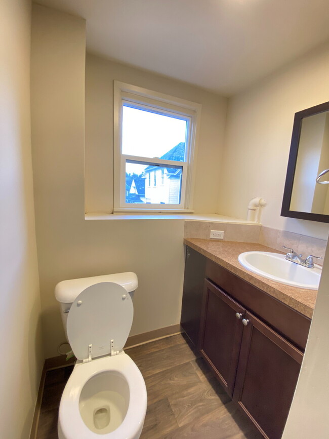 Building Photo - 2-Bedroom, Upstairs, Hawthorne District