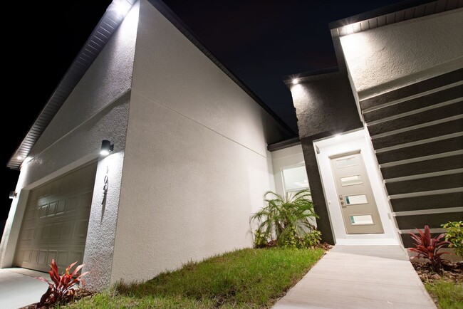 Building Photo - 1057 Sabine Pl