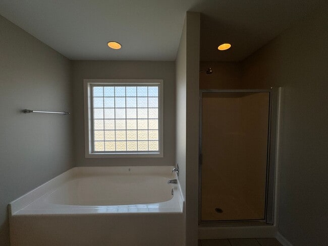 Building Photo - Spacious 3 Bed 2.5 Bath Home with Fenced Yard