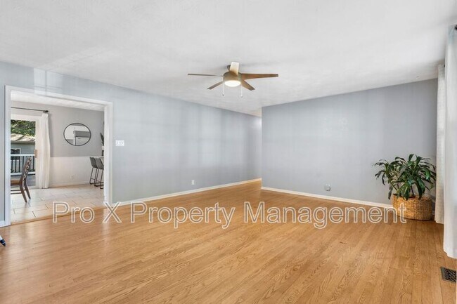 Building Photo - 2232 S Hampton Ave