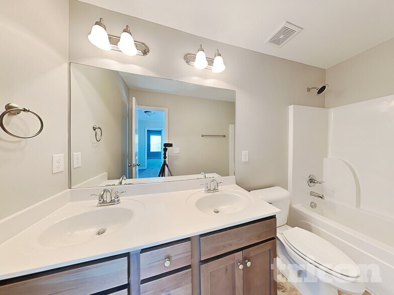 Building Photo - 925 Beverly Ct