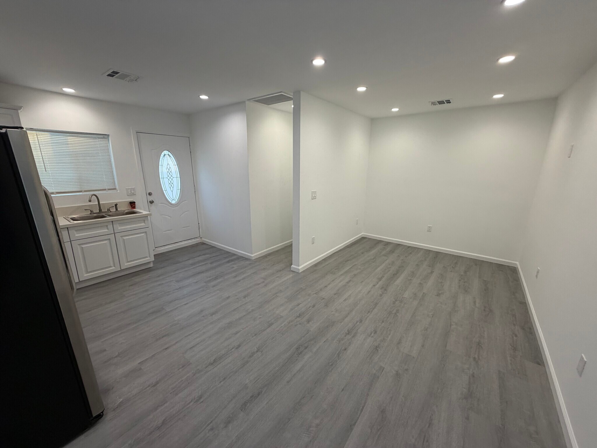 Building Photo - 6511 Clybourn Ave