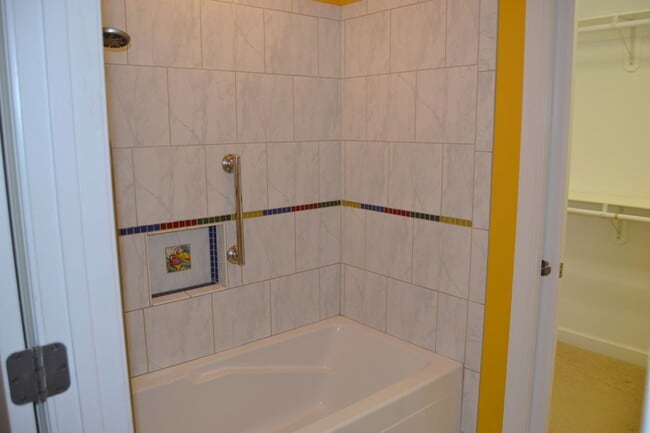 Building Photo - East Gate Area | Home | Unfurnished