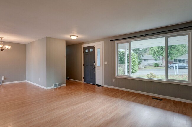 Building Photo - Beautifully Updated 3-Bedroom Home with Large Fenced Yard
