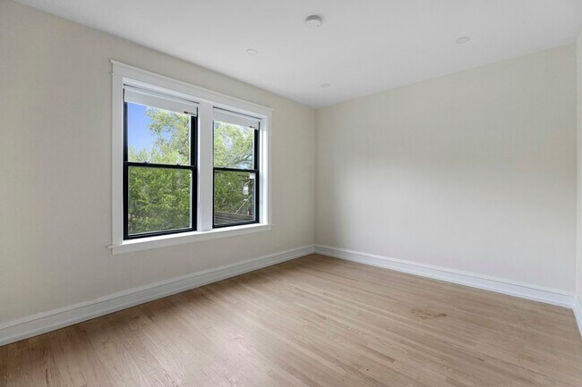 Building Photo - 4636 N Hamilton Ave