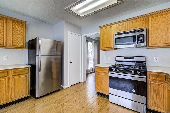 Building Photo - 4826 Linden Pl