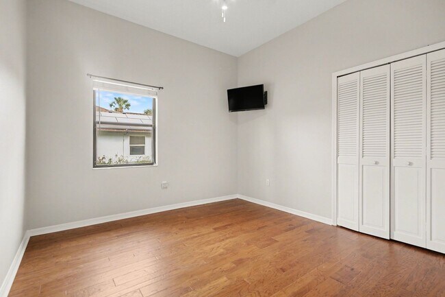 Building Photo - Canal front home!