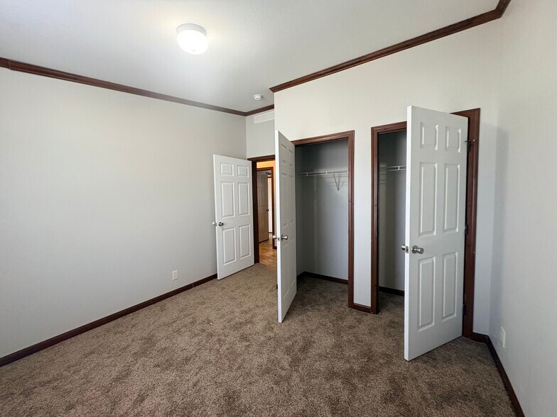 Building Photo - 2121 Four Seasons Dr