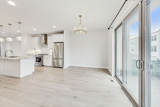 Building Photo - Contemporary 4 bedroom, 3.5 bath Open Concept Townhome!