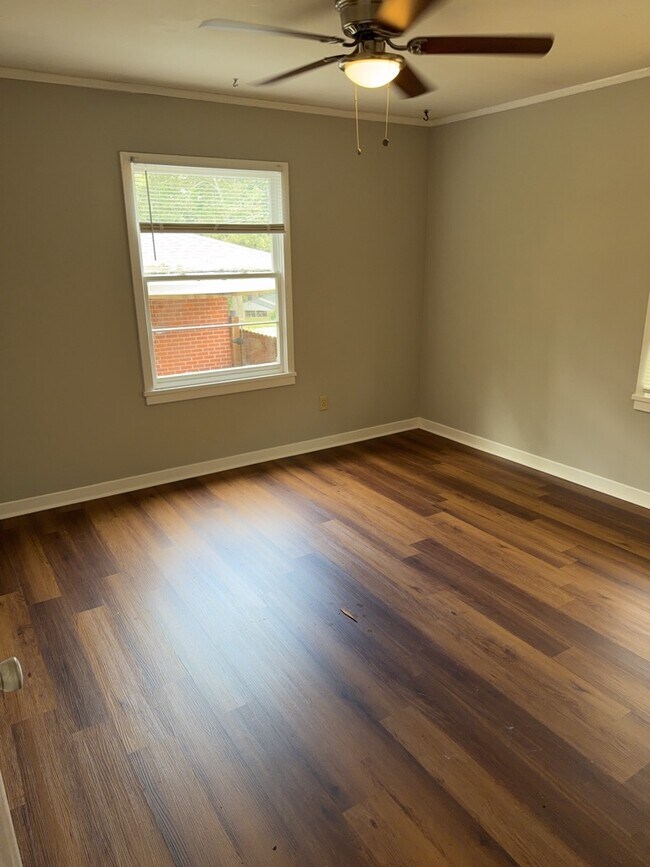 Building Photo - 437 Forest Hills Dr