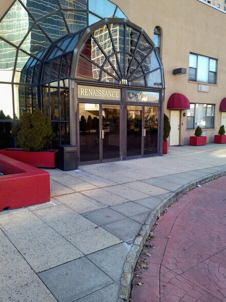 Entrance to Renaissance Towers Building (faci - 111 Mulberry St