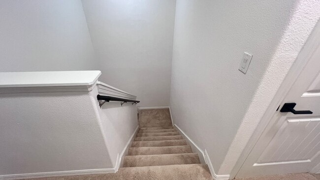 Building Photo - Beautiful Upgraded 3 Bedroom and 2 1/2 Bat...