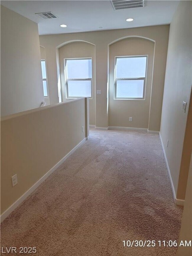 Building Photo - Lovely 2 Story Home!