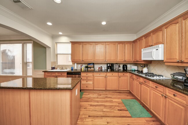 Building Photo - 825 Rosine St