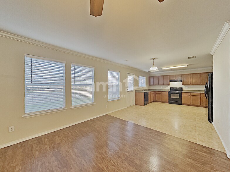 Building Photo - 5839 Sherbrooke Oak