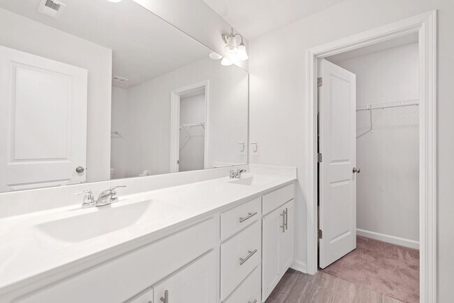 Building Photo - Charming 3-bedroom, 3.5-bathroom townhouse...