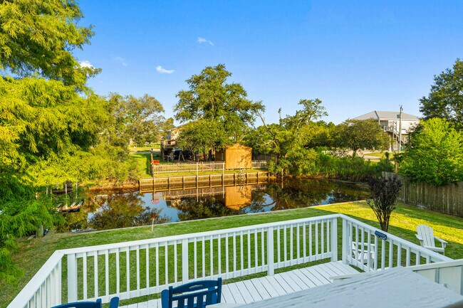 Building Photo - 806 Deer Dr