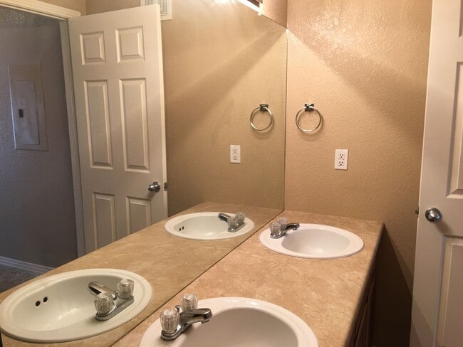 Building Photo - Fantastic!  Light and Bright!  1 bed + loft - 1 bath