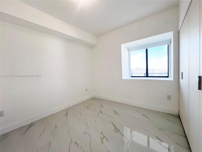 Building Photo - 700 NE 24th St