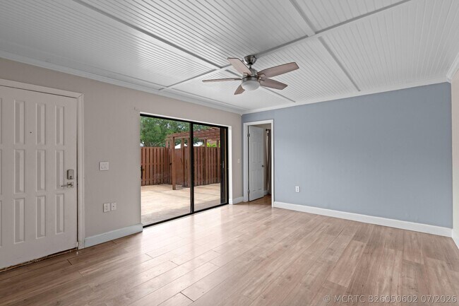 Building Photo - 1405 14th Ln