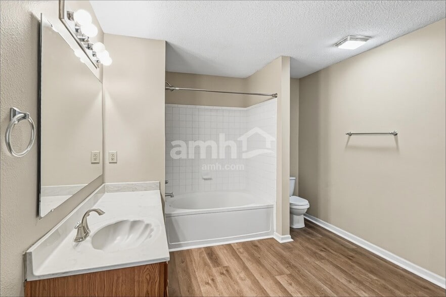 Building Photo - 2324 Shadowbrook Dr